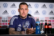 Lateral revela aposta que pode levar técnico da Alemanha a tatuagem