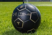 Tesla lança coleção esportiva com bola e camiseta para a Copa do mundo