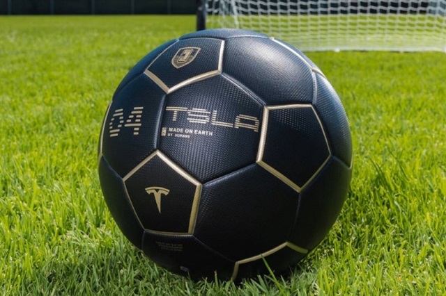Tesla lança coleção esportiva com bola e camiseta para a Copa do mundo