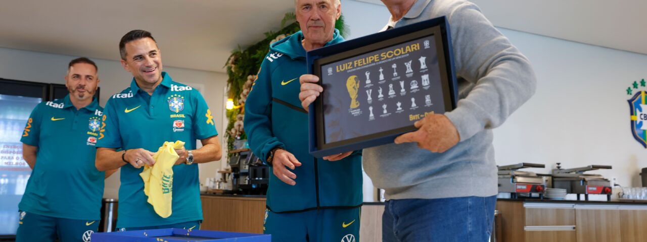 Felipão visita Granja Comary, é homenageado por Ancelotti e pede união da Seleção em busca do hexa
