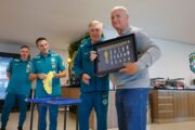 Felipão visita Granja Comary, é homenageado por Ancelotti e pede união da Seleção em busca do hexa