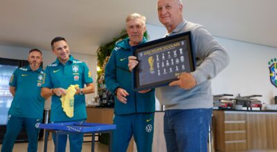 Felipão visita Granja Comary, é homenageado por Ancelotti e pede união da Seleção em busca do hexa