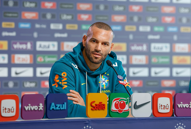 Weverton relembra ‘desmaio’ após convocação, celebra recomeço no Grêmio e destaca clima leve na Seleção