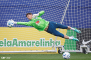 Léo Nannetti, goleiro do Flamengo, treina com a Seleção Brasileira
