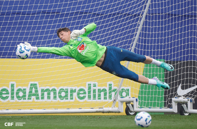 Léo Nannetti, goleiro do Flamengo, treina com a Seleção Brasileira