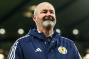 Steve Clarke renova contrato até a Copa de 2030