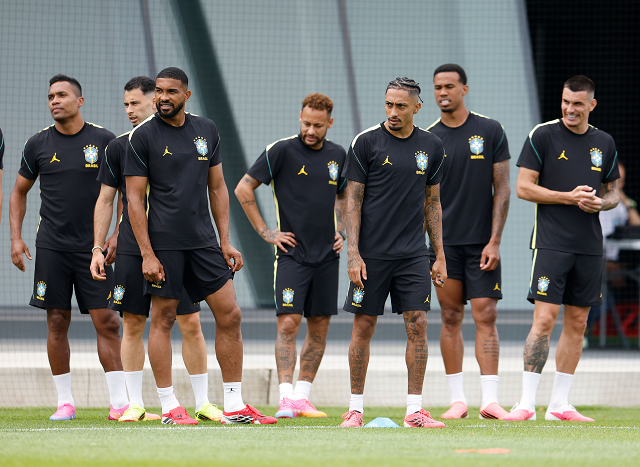 Neymar participa de treino antes do confronto com a Escócia