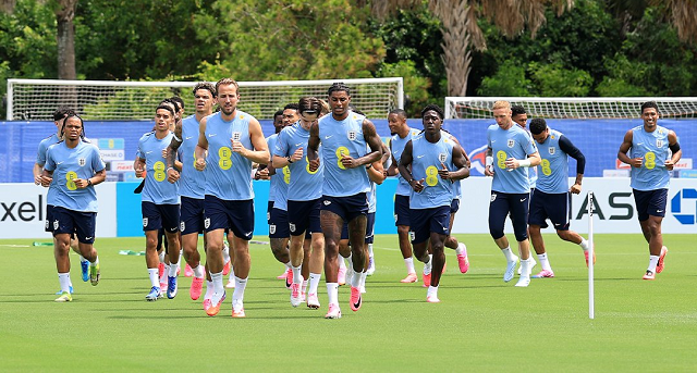 Jude Bellingham recebe a camisa 10 da seleção da Inglaterra