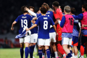 Japão aproveita nova regra de substituições e vence Islândia