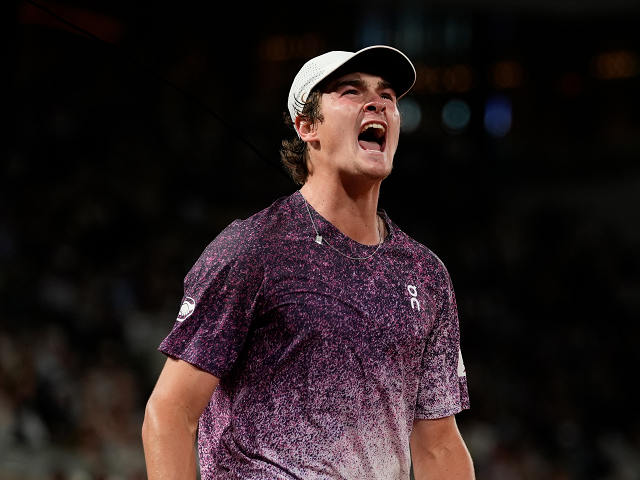 João Fonseca faz história e vAi às quartas em Roland Garros