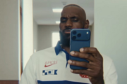 LeBron James veste camisa da seleção dos EUA e entra no clima da Copa