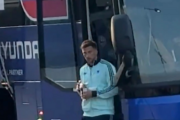 Goretzka entra no ônibus do Equador por engano; veja o vídeo