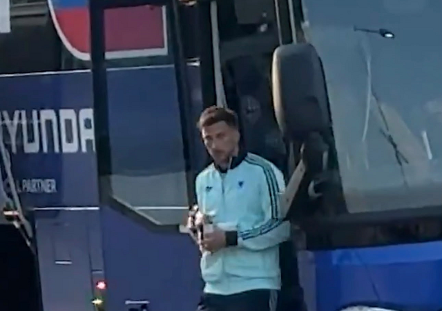 Goretzka entra no ônibus do Equador por engano; veja o vídeo