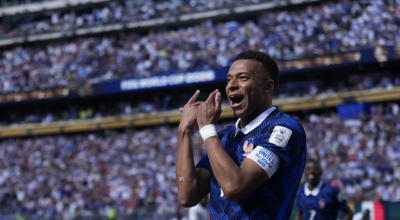Mbappé decide, França vence Senegal e larga na frente no Grupo I