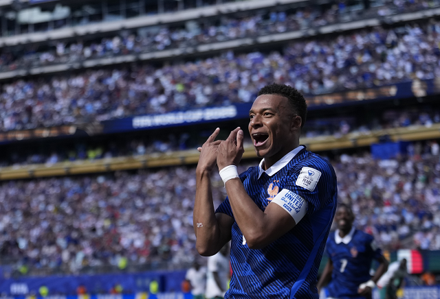 Mbappé decide, França vence Senegal e larga na frente no Grupo I