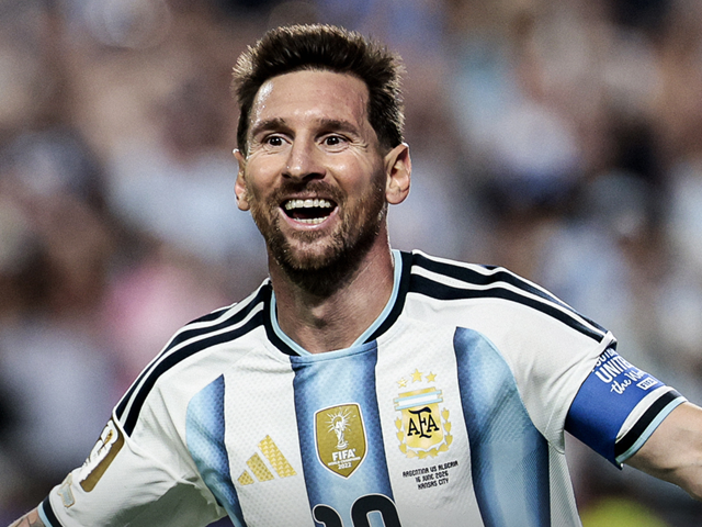 Messi faz hat-trick, chega a 16 gols em Copas e iguala Klose em noite histórica