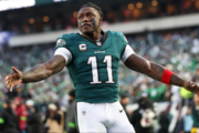 NFL: Patriots acertam troca por A. J. Brown e reforçam ataque para 2026