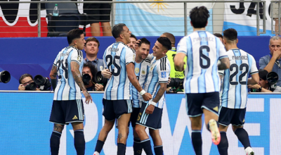 Messi marca duas vezes, bate recorde e garante Argentina na próxima fase
