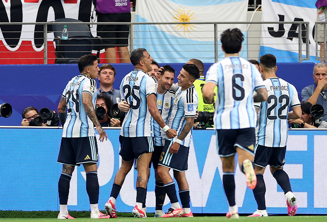 Messi marca duas vezes, bate recorde e garante Argentina na próxima fase