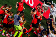 Áustria busca empate nos acréscimos COM aRGÉLIA, AS DUAS EQUIPES AVANÇAM E eliminaM o Irã