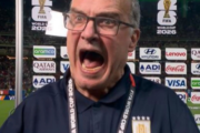 Bielsa perde a paciência depois de eliminação e protagoniza momento tenso com jornalista