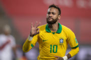Neymar volta a treinar com o elenco da Seleção e anima comissão técnica