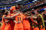 Com gol aos 43 do segundo tempo, Japão empata com a Holanda na estreia
