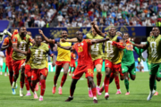 RD Congo vira sobre o Uzbequistão, faz história e avança ao mata-mata da Copa