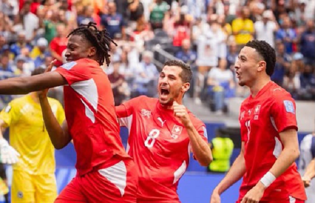 Suíça vence o Canadá, assume a liderança do Grupo B e avança na Copa do Mundo