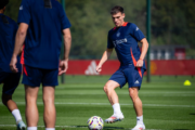 Lesão de Ugarte na Copa do Mundo pode mudar planos do Manchester United no mercado