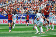 Espanha vence Bélgica no fim, avança à semifinal e enfrenta a França