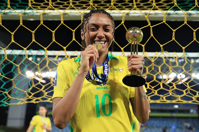 Brasileira bate recorde e se torna a jogadora mais cara da história do futebol feminino do país