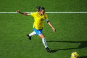 Marta recebe homenagem da Fifa ao lado de Messi e Mbappé