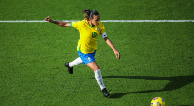 Marta recebe homenagem da Fifa ao lado de Messi e Mbappé