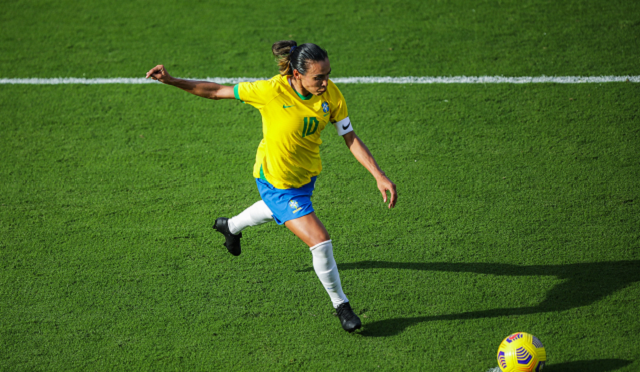 Marta recebe homenagem da Fifa ao lado de Messi e Mbappé