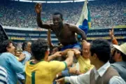 Pelé manteve um feito raro na história do futebol: nunca perdeu uma final internacional
