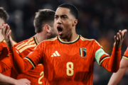 Manchester United acerta contratação de Youri Tielemans junto ao Aston Villa