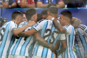 Argentina sofre, vence Cabo Verde na prorrogação e avança às oitavas