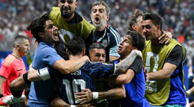 Argentina vence Inglaterra de virada e vai à final da Copa do Mundo