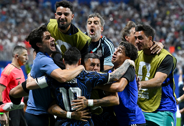Argentina vence Inglaterra de virada e vai à final da Copa do Mundo