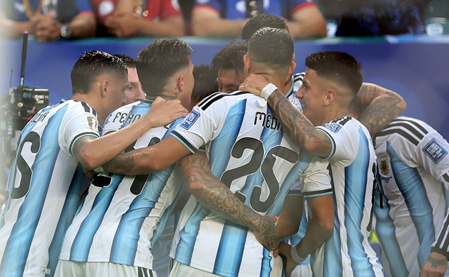 Argentina sofre, vence Cabo Verde na prorrogação e avança às oitavas