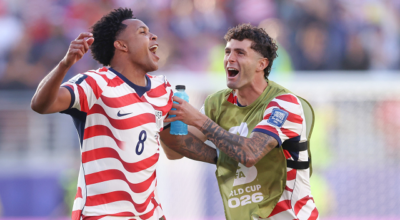 Estados Unidos vencem a Bósnia com um jogador a menos e avança às oitavas