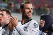 Jordan Henderson sofre lesão inusitada durante comemoração