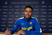 Chelsea anuncia Morgan Rogers em transferência recorde e reforça elenco de Xabi Alonso