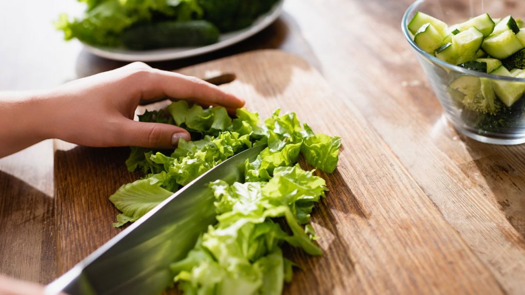 Essa hortaliça leve e rica em água é estudada pela ciência por seus nutrientes que ajudam na saúde digestiva e cardiovascular e ainda pode ser cultivada em casa