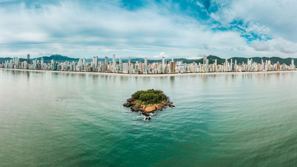 Cidade conhecida como “Dubai Brasileira” atrai visitantes o ano inteiro