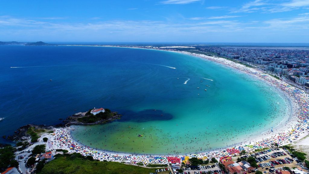Paraíso fluminense fascina com praias cristalinas e história rica