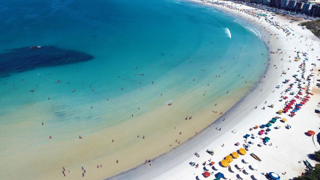 Paraíso fluminense fascina com praias cristalinas e história rica