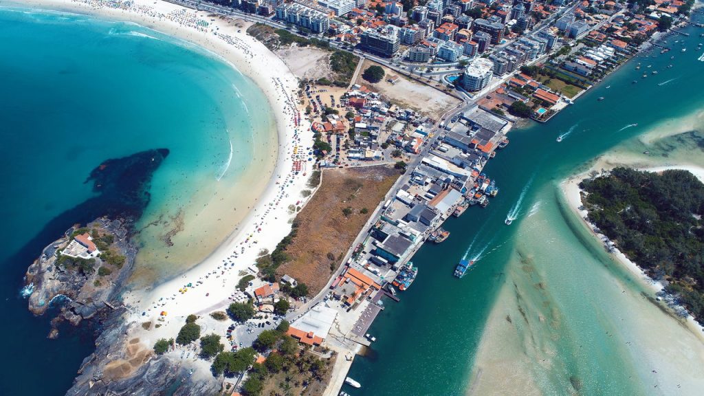 Paraíso fluminense fascina com praias cristalinas e história rica