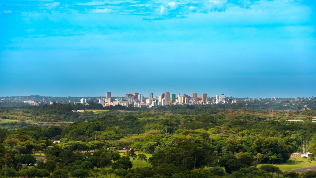 Cidade paranaense fascina com cataratas grandiosas e cultura de três países